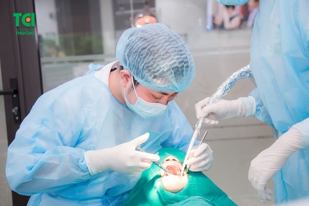 Thực hiện trồng răng Implant tại phòng phẫu thuật vô khuẩn một chiều