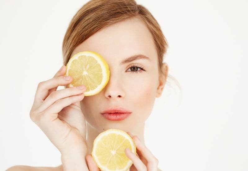 Uống vitamin C giúp kích thích tái tạo tế bào, cho làn da săn chắc và khỏe mạnh