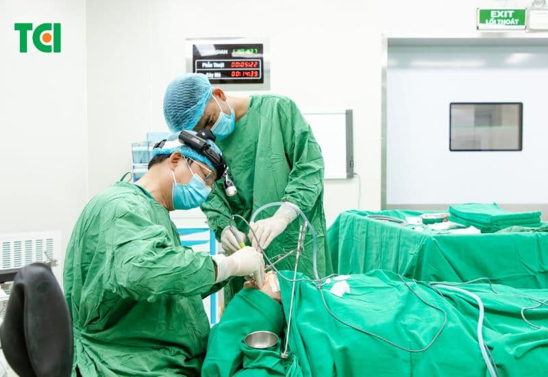 Để hạn chế nguy cơ trẻ biến dạng mặt, bố mẹ nên chủ động cho trẻ thăm khám khi có dấu hiệu viêm VA.