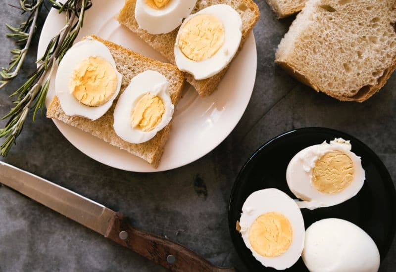 Giải đáp chi tiết thắc mắc: 1 quả trứng gà luộc bao nhiêu calo?