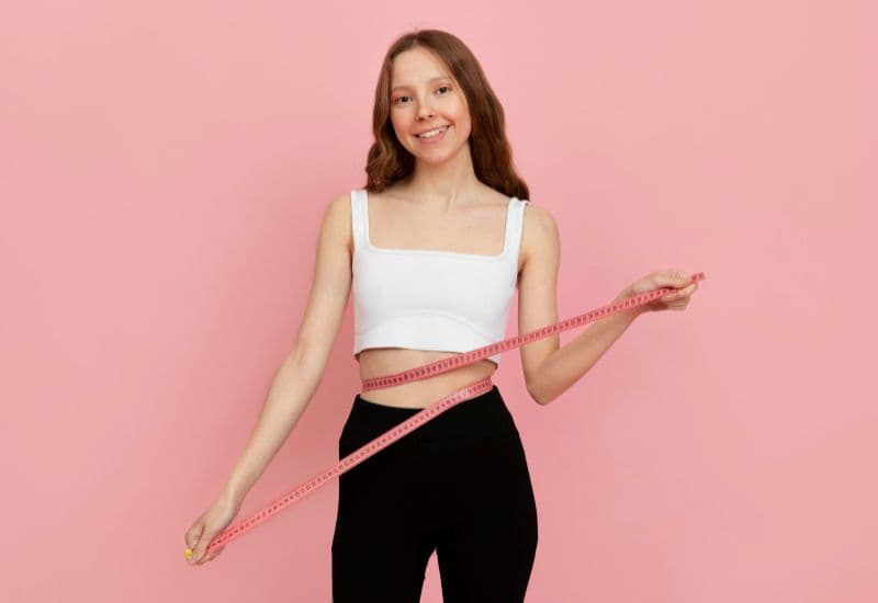 Một quả trứng cung cấp khoảng 6-7g protein, giúp xây dựng cơ bắp, sửa chữa mô và duy trì cảm giác no lâu.