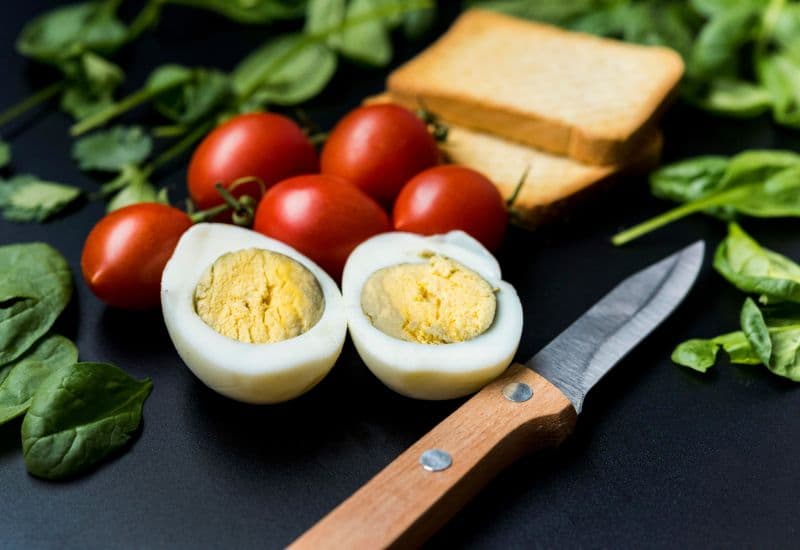 Kết hợp 1-2 quả trứng luộc với rau xanh (như dưa leo, cà chua) và một lát bánh mì nguyên cám.