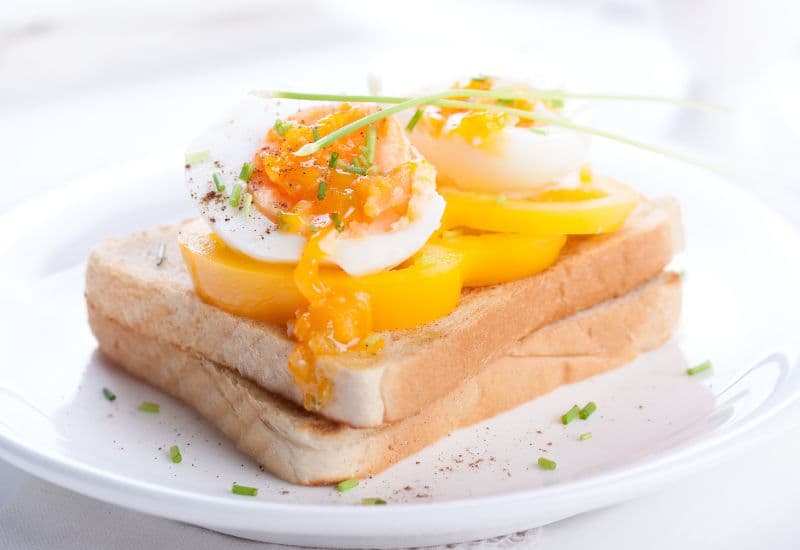 Ăn trứng cùng rau xanh, bánh mì nguyên cám hoặc khoai lang sẽ giúp cung cấp chất xơ, cân bằng dinh dưỡng và giảm cảm giác ngán.