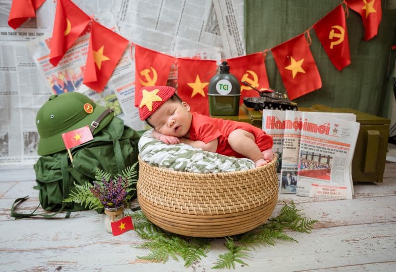 Em bé sơ sinh chụp ảnh concept 30/4