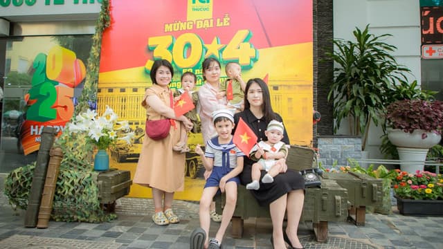 Mừng Đại lễ 30/4: Chụp ảnh miễn phí, thắp lửa tình yêu nước