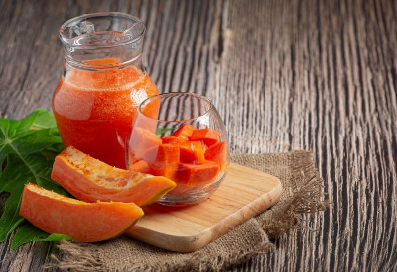 Đu đủ chín vàng, vỏ mịn, cầm nặng tay và có mùi thơm nhẹ là tốt nhất.