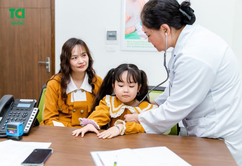 Bé suy dinh dưỡng nên được khám bác sĩ định kỳ để đảm bảo sức khỏe tốt nhất.