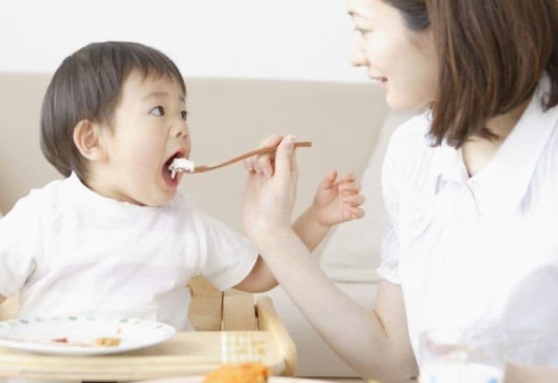 Để cải thiện tình trạng bé suy dinh dưỡng, cần tăng cường vận động và đảm bảo chế độ nghỉ ngơi hợp lý, giúp đạt hiệu quả tối ưu.