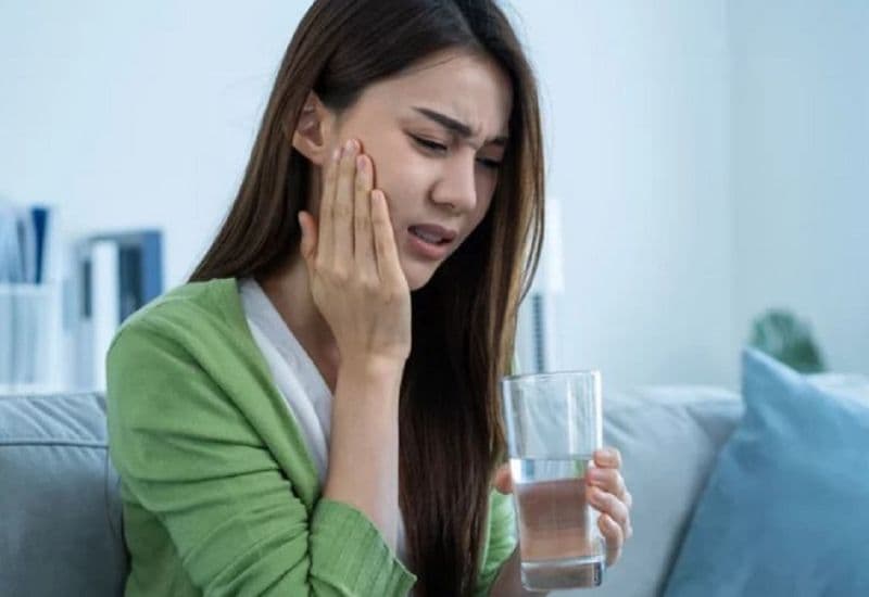 Bị sâu răng là tình trạng men răng bị vi khuẩn và axit tấn công, dần mài mòn và phá hủy cấu trúc răng