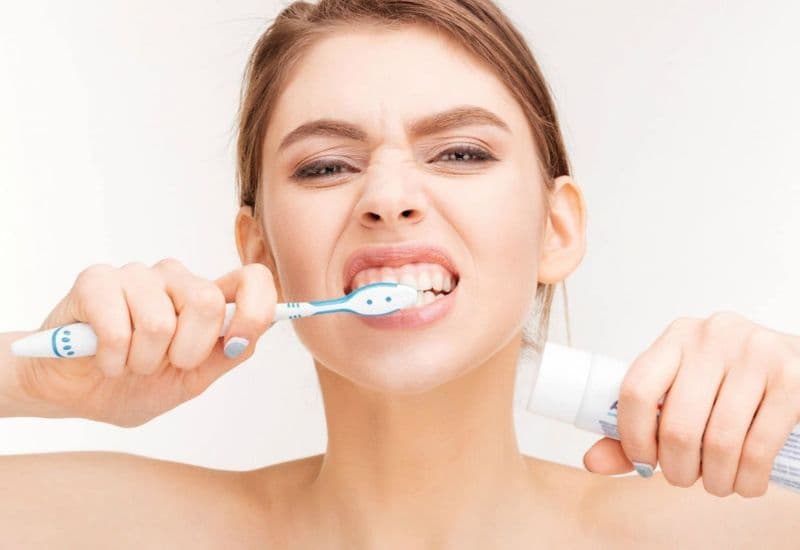 Đánh răng không đúng cách là một trong những nguyên nhân chính gây ra tình trạng bị sâu răng