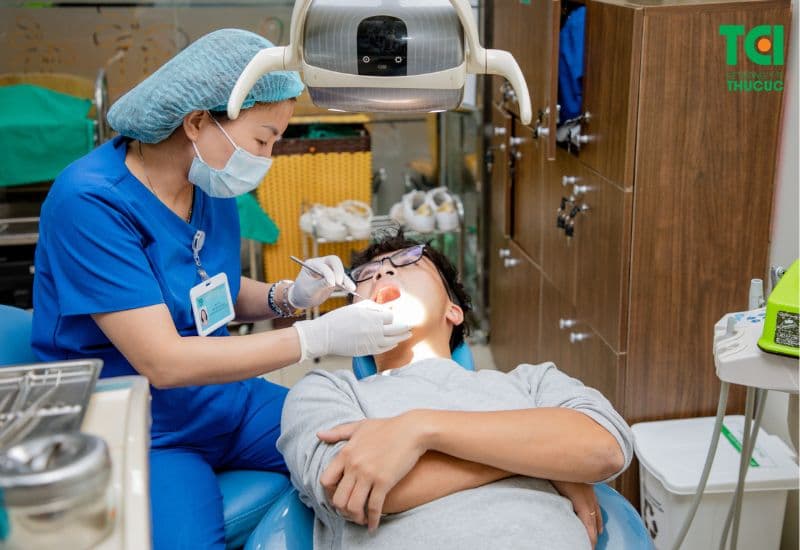 Nên đi kiểm tra răng miệng định kì để giảm tối đa nguy cơ bị sâu răng