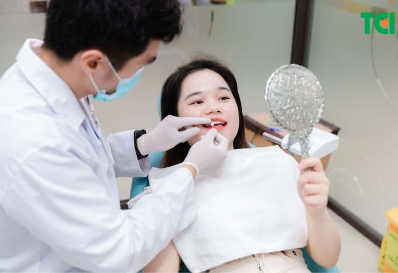 Mẹ bầu nên tham khảo bác sĩ nếu bị viêm lợi trong thai kỳ.