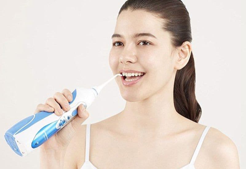 Dùng chỉ nha khoa và tăm nước là cách chăm sóc răng miệng hiệu quả.