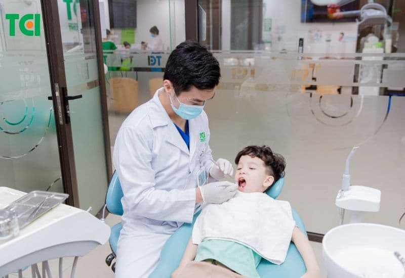 Trẻ em cũng cần lấy cao răng định kỳ để bảo vệ răng miệng.