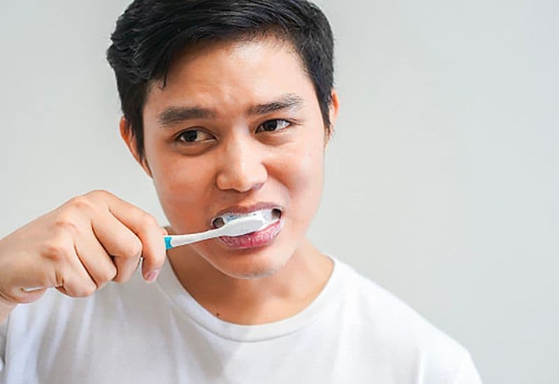 Đánh răng đúng cách giúp bảo vệ răng miệng hiệu quả.