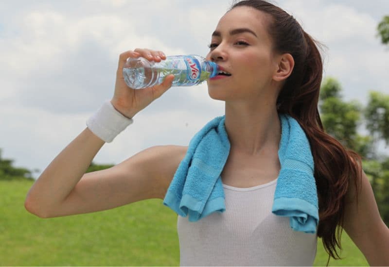 Uống đủ nước mỗi ngày giúp chăm sóc sức khỏe răng miệng tối ưu.