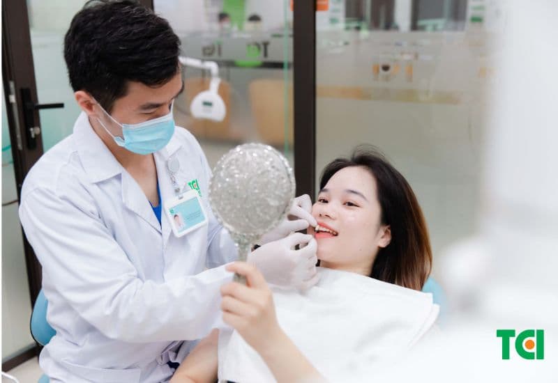 Khám răng định kỳ là một phần quan trọng trong việc chăm sóc răng sứ đúng cách.