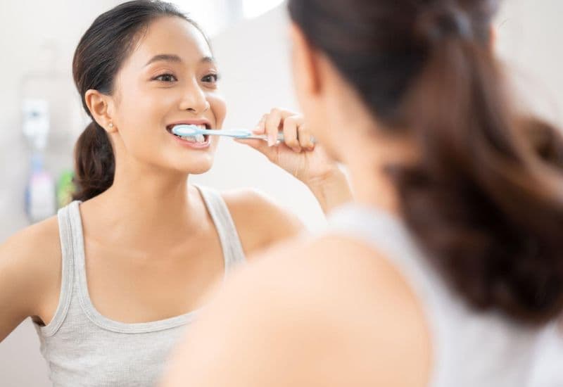 Đánh răng ít nhất 2 lần/ngày là cách hiệu quả để chăm sóc răng sứ tốt nhất.