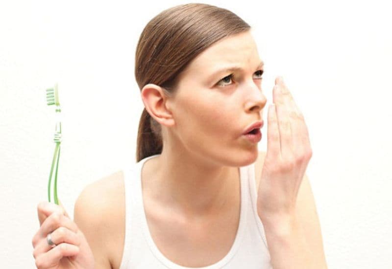 Duy trì vệ sinh răng miệng đúng cách giúp giảm đau răng hiệu quả.