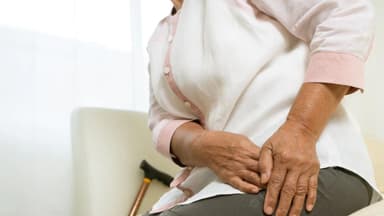 Các dấu hiệu thoái hóa khớp háng cần lưu ý