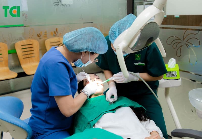 Nếu đau lợi kéo dài bất thường, bạn nên đến nha khoa để được bác sĩ tư vấn và điều trị kịp thời.