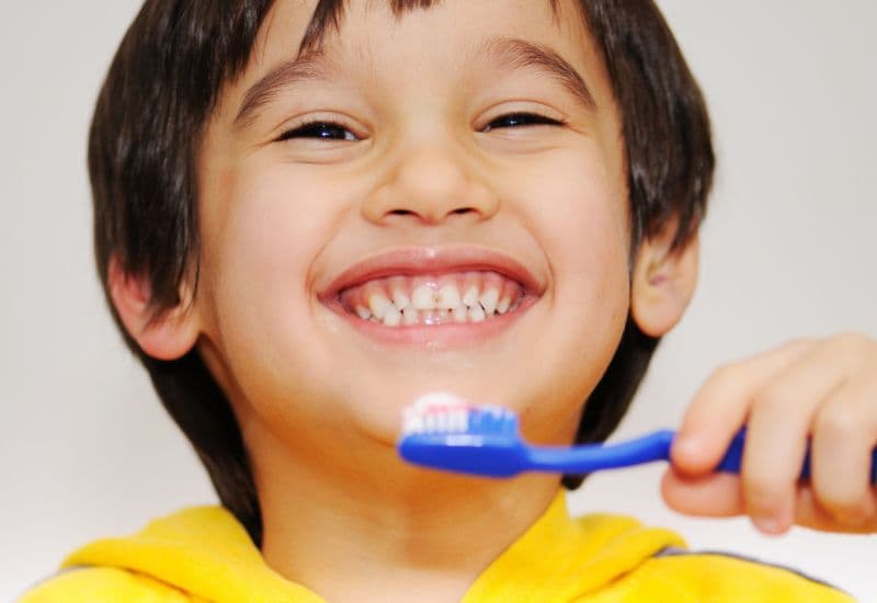 Để ngăn ngừa đau lợi, nên sử dụng bàn chải lông mềm và đánh răng đúng cách.