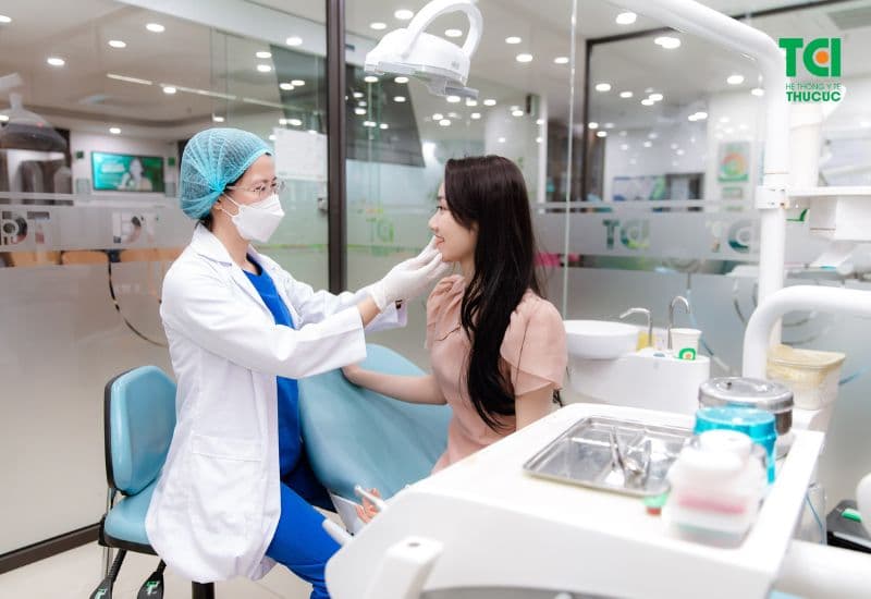 Khám nha khoa định kỳ giúp phát hiện và điều trị sớm tình trạng ê buốt răng.