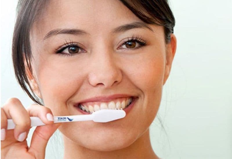 Vệ sinh răng miệng đúng cách giúp giảm thiểu tối đa tình trạng ê buốt răng.