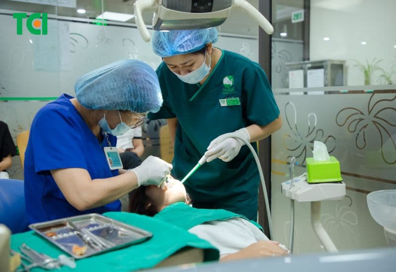 Nếu đã thử các cách tại nhà nhưng vẫn bị gây hôi miệng, hãy đi khám nha khoa.