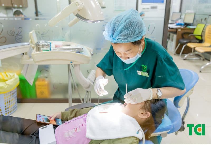 Lấy cao răng tại nha khoa để đảm bảo an toàn.