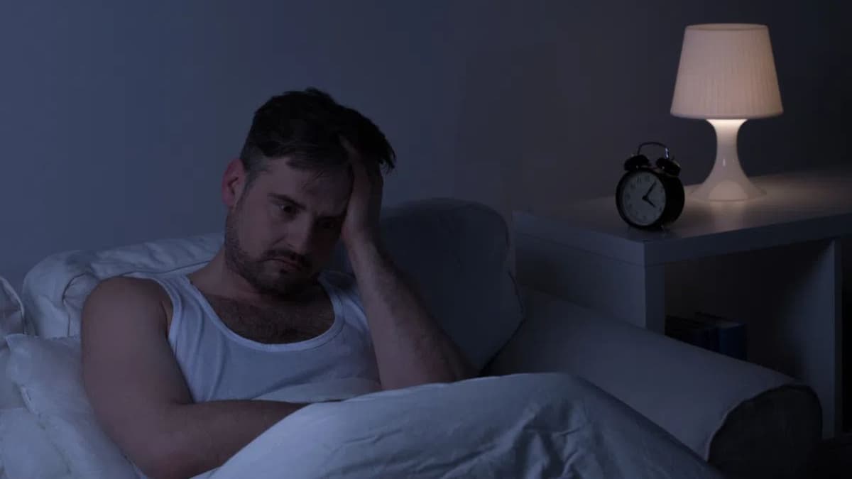 Mãn dục nam làm mất ngủ: Cơ chế và cách cải thiện