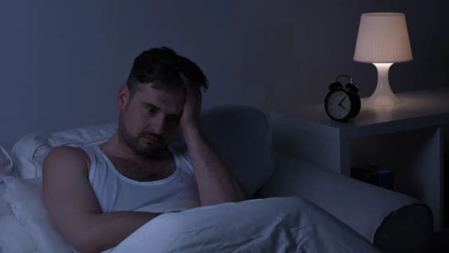 Mãn dục nam làm mất ngủ: Cơ chế và cách cải thiện