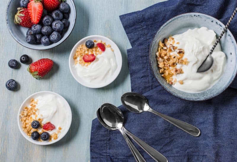 Bạn cũng có thể bổ sung probiotic tự nhiên từ thực phẩm lên men như sữa chua, kefir...