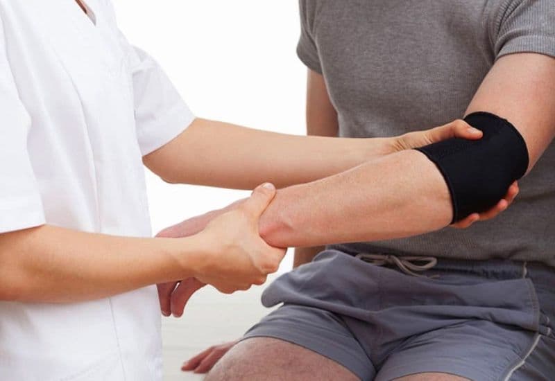 Những sai lầm cần tránh khi sơ cứu gãy xương quay cẳng tay