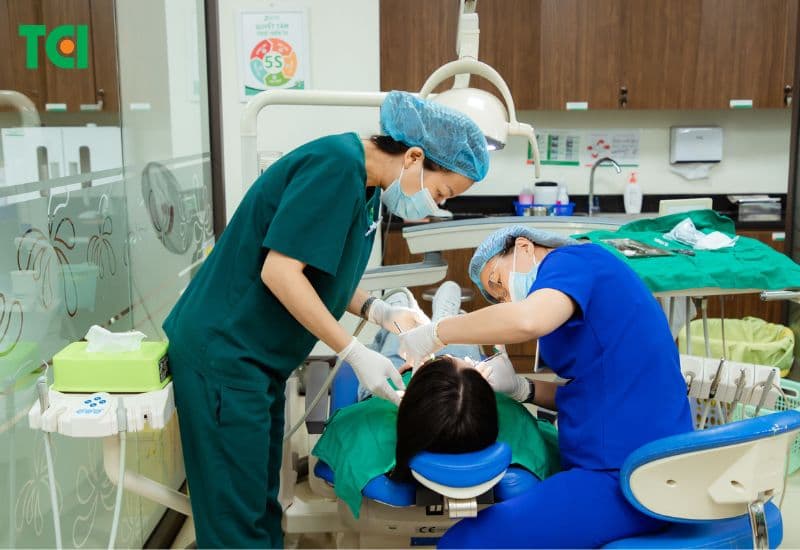 Nên khám nha khoa định kỳ để sớm phát hiện và điều trị nguyên nhân gây hôi miệng ở trẻ.