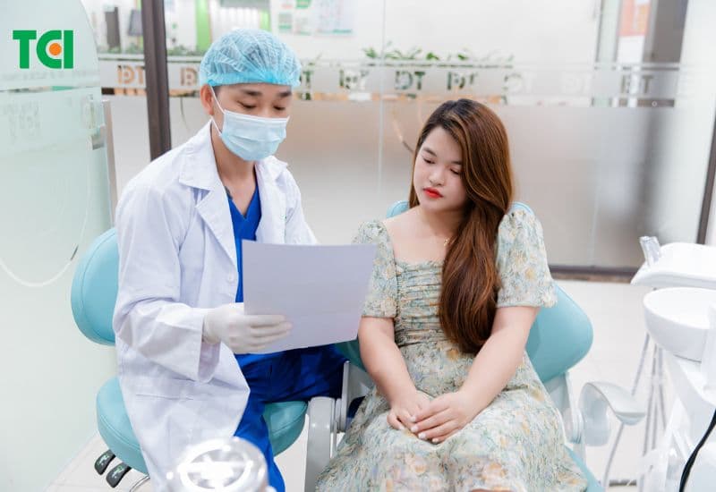 Nhổ răng khôn xong, nếu chảy máu quá 24 giờ hoặc sưng đau nặng hơn sau 2-3 ngày, hãy gọi bác sĩ ngay.