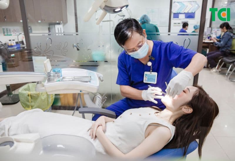 Cần làm theo chỉ dẫn của bác sĩ sau khi nhổ răng sâu để vết thương nhanh lành.