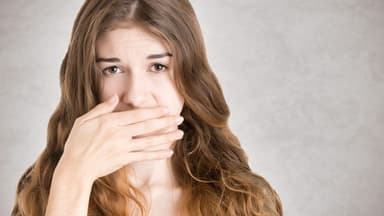 Vì sao ợ hơi có mùi tanh? Giải đáp ngay!