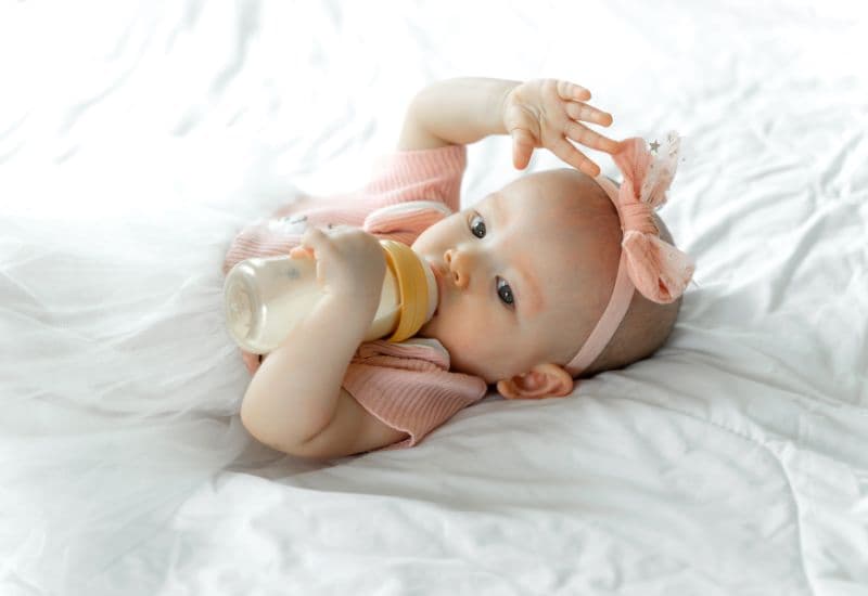 Mật ong có thể chứa vi khuẩn Clostridium botulinum, vô hại với người lớn nhưng nguy hiểm cho trẻ nhỏ vì hệ tiêu hóa của trẻ chưa phát triển hoàn thiện.