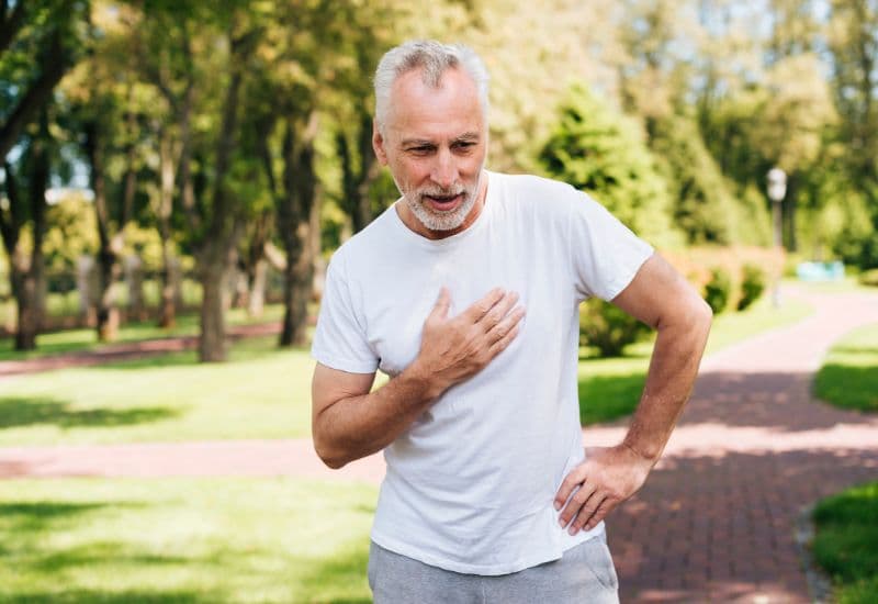 Thiếu vitamin B12 làm tăng nồng độ homocysteine trong máu - một loại axit amin khi tích tụ quá mức sẽ gây tổn thương thành mạch máu, thúc đẩy hình thành mảng bám và tăng nguy cơ xơ vữa động mạch.