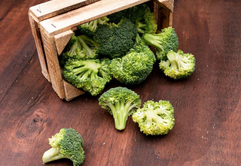 Ăn thịt bò cùng rau xanh (bông cải, cải bó xôi) hoặc ngũ cốc nguyên cám để cân bằng dinh dưỡng mà không tăng quá nhiều calo.