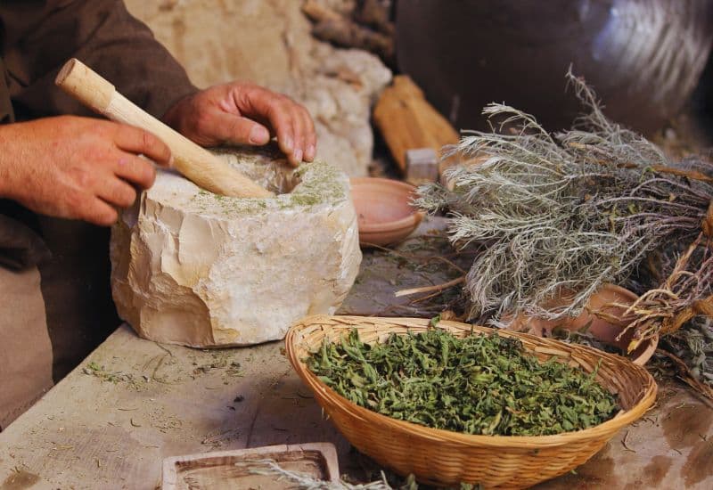 Thuốc nam trị thận ứ nước – Mối nguy tiềm ẩn