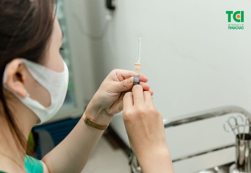 Tiêm vắc-xin tại các cơ sở y tế được cấp phép và có đầy đủ trang thiết bị xử lý các phản ứng phụ.