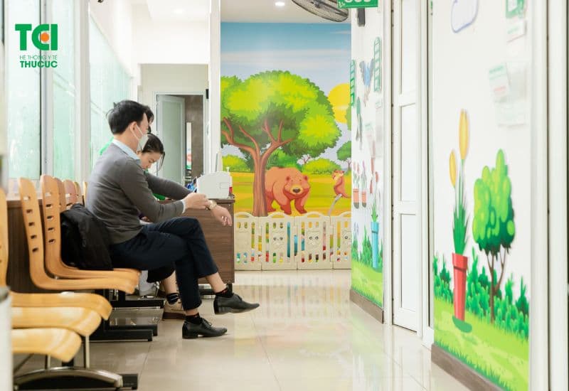 Sau tiêm, người được tiêm cần được theo dõi ít nhất 15-30 phút tại cơ sở y tế để kịp thời xử lý nếu có phản ứng phụ như dị ứng hoặc sốc phản vệ.