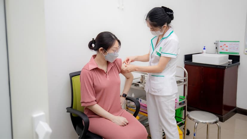 Tiêm vaccine tay nào: Giải đáp thắc mắc nhiều người quan tâm