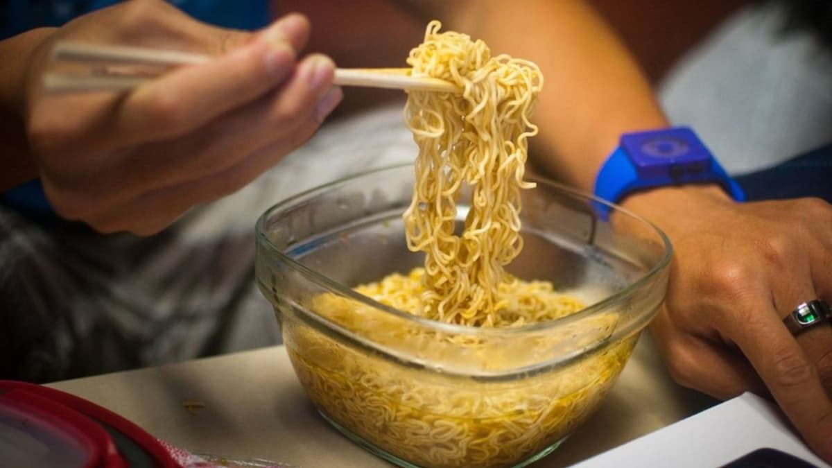 Giải đáp: Trào ngược dạ dày có ăn được mì tôm không?