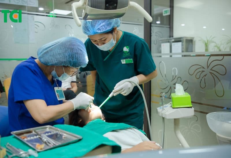 Sau trồng răng giả, khám định kỳ giúp bảo vệ răng miệng tối ưu.