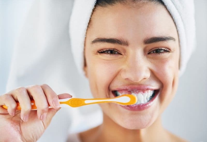 Sau khi trồng răng implant, chăm sóc và vệ sinh răng miệng đúng cách là yếu tố quan trọng để đảm bảo hiệu quả lâu dài.