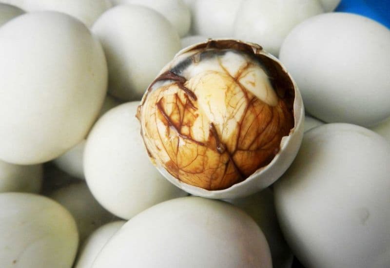 Giải đáp chi tiết thắc mắc: Trứng vịt lộn chứa bao nhiêu calo?