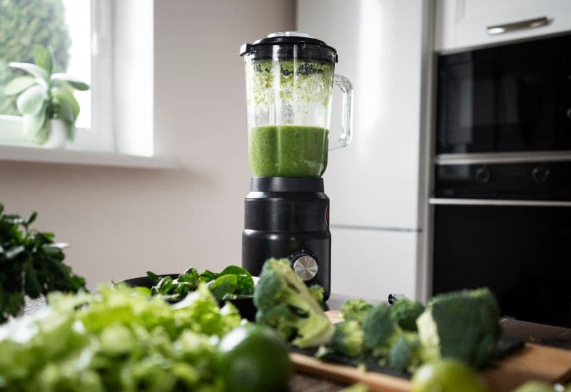 Cho rau má vào máy xay sinh tố cùng 500ml nước lọc (không nên xay rau má với nước nóng, vì nhiệt độ cao có thể làm mất các vitamin và hợp chất chống oxy hóa), xay nhuyễn.